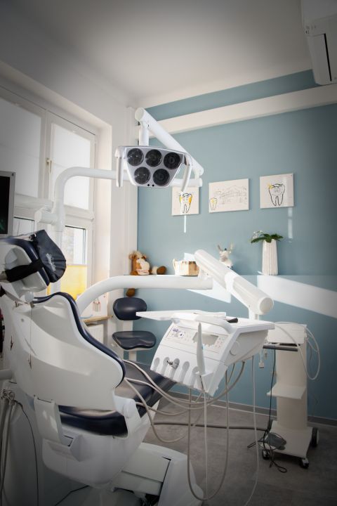 Helles Prophylaxe-Zimmer mit Behandlungsstuhl und Fenster